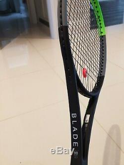 Wilson Blade 98 305g (16 x 19) v. 7 (latest model)slightly used. Great Condition